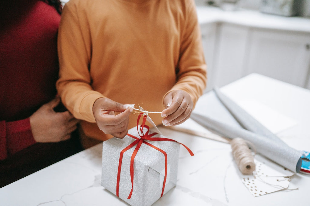 Cómo envolver un regalo usando cinta adhesiva de escritorio